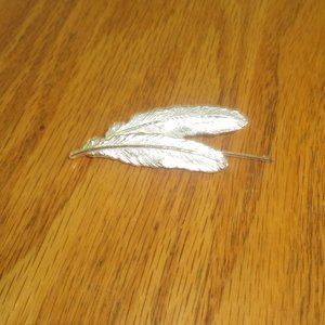Gerri pin brooch silver tone feathers